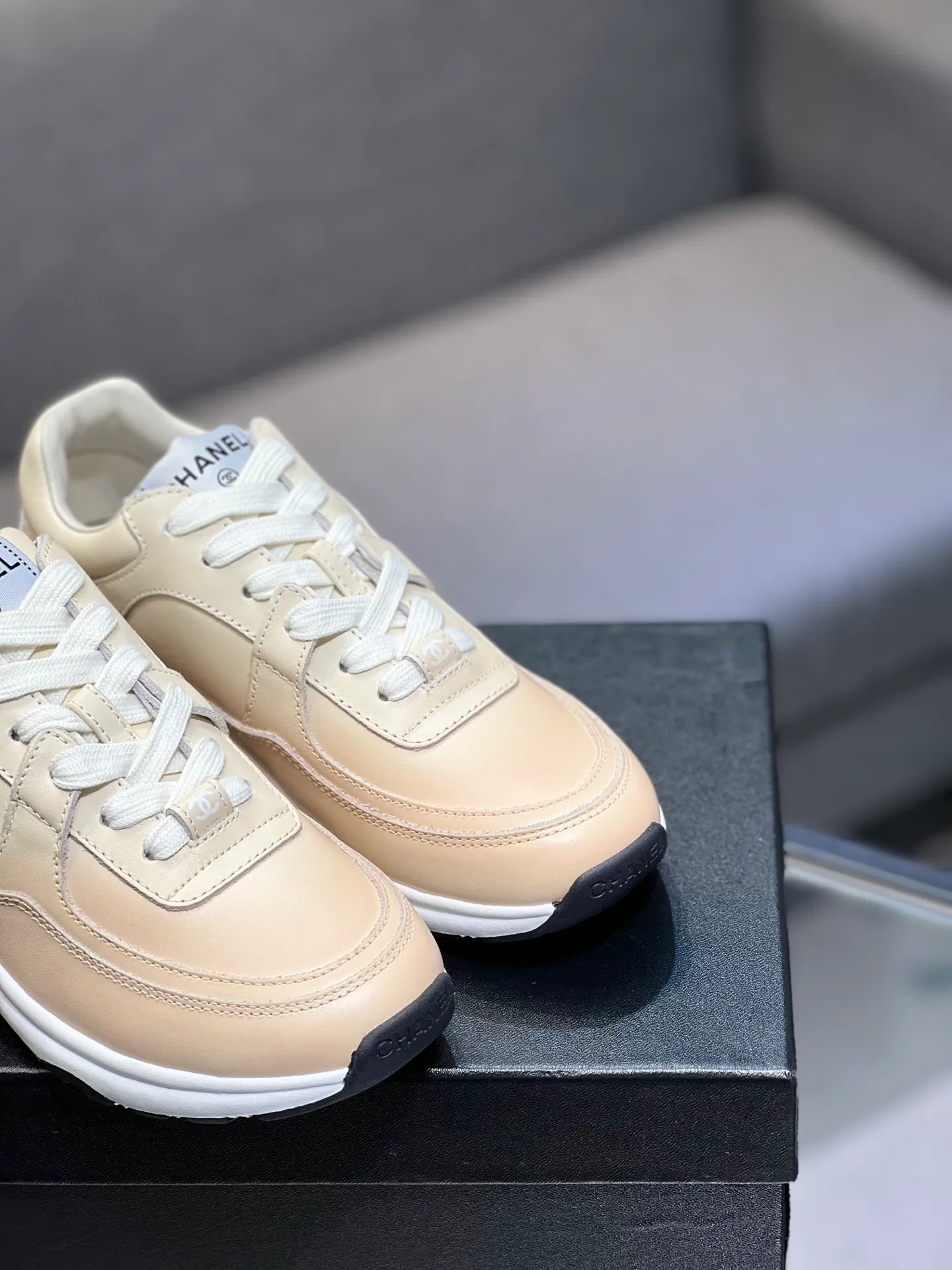 Men's men's shoes 💰660 Exclusive real shot (top version) CHANEL Chanel 2025ss color matching thick-soled casual sports shoes and sneakers. The counter is synchronized. The counter is very popular. A shoe that is very difficult to buy. The most popular thick-soled panda shoes on the Internet. It can be imagined that Xiaoxiang control can't miss it. It has both good looks and comfort. Simple and versatile white shoes. The thick sole increases the height and is super versatile. Close your eyes and wear it. Whoever wears it will look better. Upper: calfskin Lining: imported sheepskin lining Outsole: TPU original outsole Size: 35-44 (customized for women 41 and 40, and 45 for men)